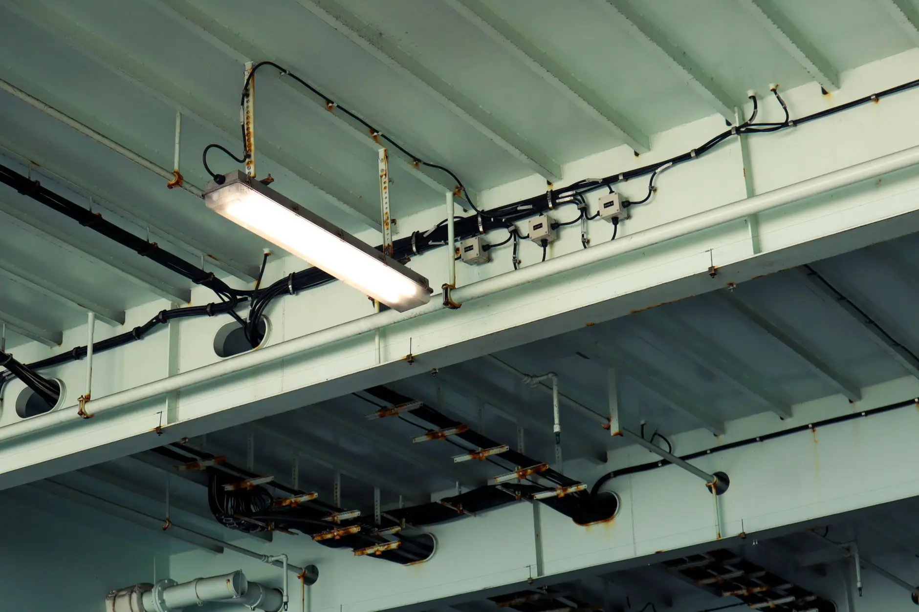 LED灯管与LED灯泡技术参数对比:如何匹配不同场景照明需求正文配图 1