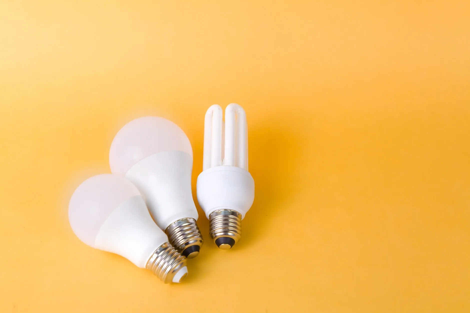 LED灯管与灯泡光效对比分析:家庭及商用场景适配建议正文配图 1